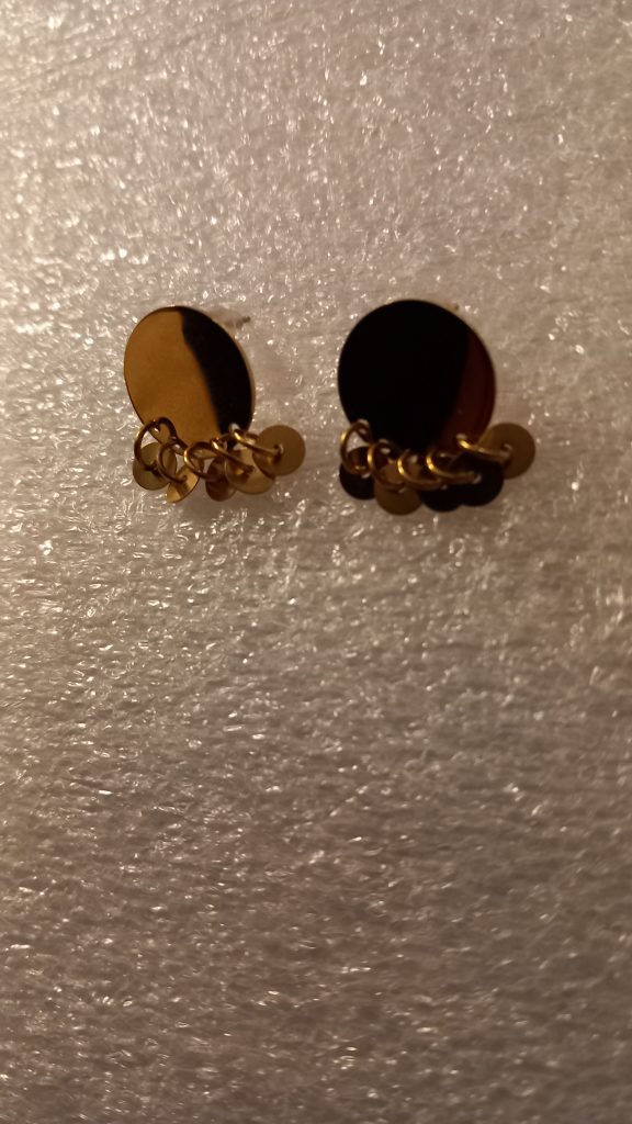 Boucles d'oreilles clous plates en acier inoxydable, et petits disques dorés en acier inoxydable.