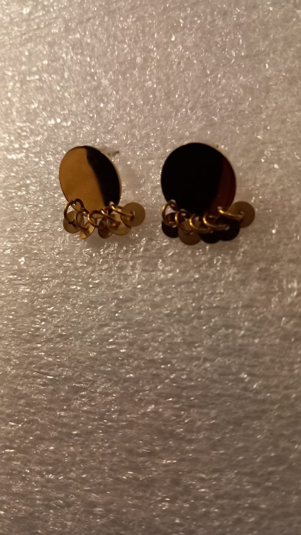 Boucles d'oreilles clous plates en acier inoxydable, et petits disques dorés en acier inoxydable.