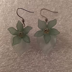 Boucles d'oreilles fabriquées avec des fleurs et pétales en acétate, et petites perles en verre, crochets en acier inoxydable.