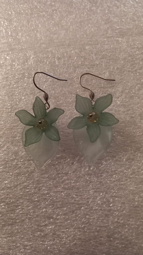 Boucles d'oreilles fabriquées avec des fleurs et pétales en acétate, et petites perles en verre, crochets en acier inoxydable.