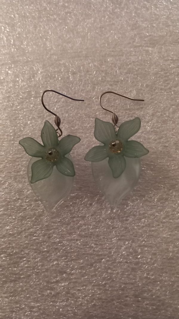 Boucles d'oreilles fabriquées avec des fleurs et pétales en acétate, et petites perles en verre, crochets en acier inoxydable.